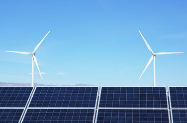 Fotovoltaik-Solarmodule und Windturbinen, San Gorgonio Pass Wind Farm, Palm Springs, Kalifornien, USA - CUF32536