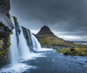Wasserfall Kirkjufellsfoss, im Hintergrund der Berg Kikjufell, Snaefellsnes, Island - CUF32558