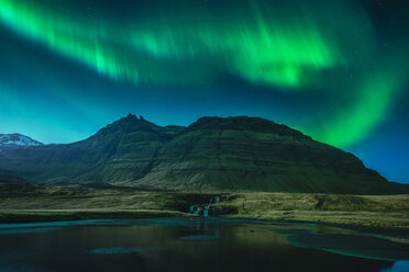 Aurora Borealis über dem Wasserfall Kirkjufellsfoss, Grundarfjordur, Snaefellsnes, Island - CUF32560