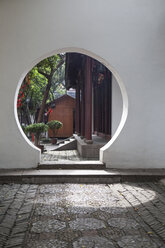 Runder Eingang im Garten, Suzhou, Provinz Jiangsu, China - CUF32564