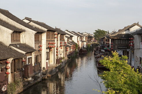 Traditionelle Uferhäuser am Fluss, Suzhou, Provinz Jiangsu, China - CUF32566