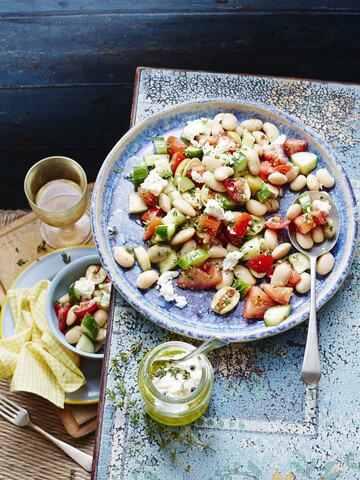 Salat aus Bohnen, Tomaten und Ziegenkäse, lizenzfreies Stockfoto