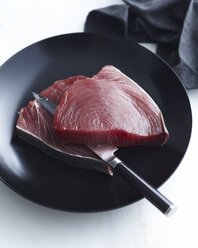 https://us.images.westend61.de/0000983342j/fresh-raw-tuna-CUF32754.jpg