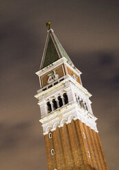 Glockenturm des Markusdoms bei Nacht, Venedig, Venetien, Italien - CUF32770
