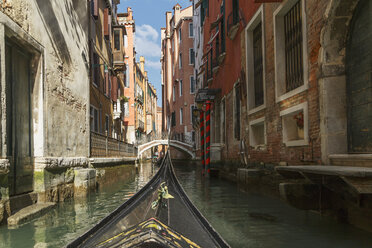 Nahaufnahme eines Teils einer Gondel mit Kanalbrücke in der Ferne, Venedig, Venetien, Italien - CUF32773
