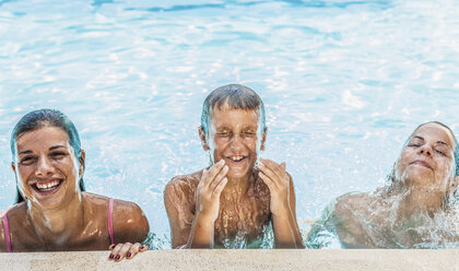 Porträt eines Jungen und zweier Schwestern im Schwimmbad - CUF32847