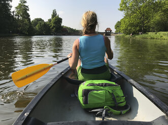 Germany, Leipzig, inner city canoeing on Elsterflutbett am Elsterwehr - GWF05546