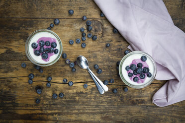 Heidelbeer-Joghurt-Quark-Dessert auf Holz - LVF07101