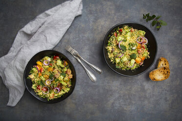 Tabbouleh aus Couscous, Tomaten, roten Zwiebeln, Gurken, Petersilie und Minze - LVF07106