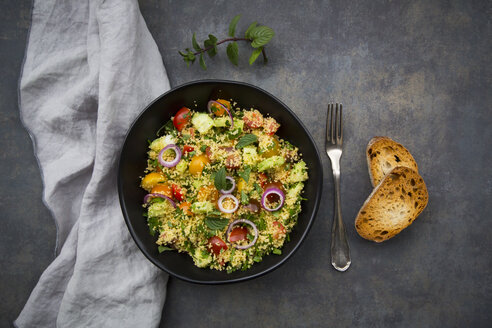 Tabbouleh aus Couscous, Tomaten, roten Zwiebeln, Gurken, Petersilie und Minze - LVF07107