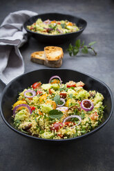 Tabbouleh aus Couscous, Tomaten, roten Zwiebeln, Gurken, Petersilie und Minze - LVF07108