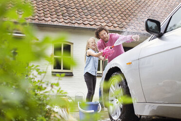 Mädchen hilft Vater beim Waschen seines Autos - CUF32894