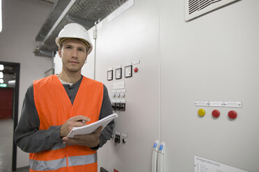 Porträt eines jungen männlichen Ingenieurs in einem technischen Raum - CUF32992