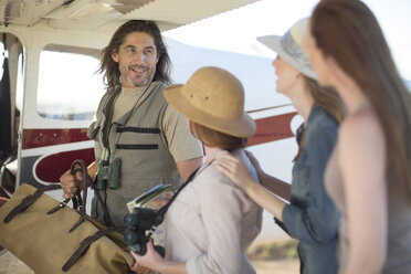Reiseleiter mit Touristen neben dem Flugzeug, Wellington, Westkap, Südafrika - ISF10442