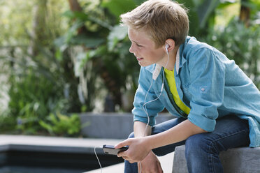 Junge hört Musik auf seinem Smartphone - ISF10449