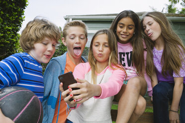 Gruppe von Freunden macht Selfie mit Smartphone - ISF10464