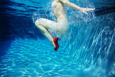 Reife Frau, nackt, nur mit roten High Heels bekleidet, Unterwasseransicht, tiefer Ausschnitt - ISF10485