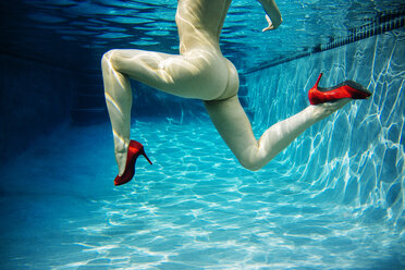 Reife Frau, nackt, nur mit roten High Heels bekleidet, Unterwasseransicht, tiefer Ausschnitt - ISF10486