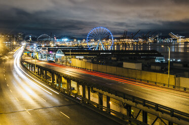 Straße zum Hafen und Riesenrad, Seattle, Washington, USA - ISF10499