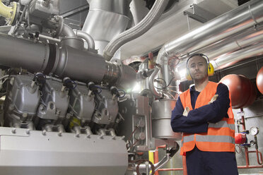 Porträt eines männlichen Technikers in einem Kraftwerk - CUF33060