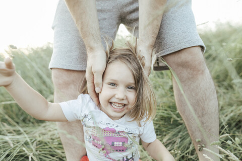 Porträt eines glücklichen kleinen Mädchens mit Vater in der Natur, lizenzfreies Stockfoto