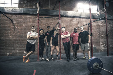 Portrait of men and women in gym - ISF10603