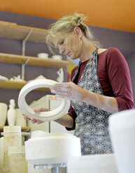 Frau bei der Arbeit in einer Porzellanwerkstatt - BFRF01853