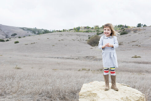 Porträt eines auf einem Felsen stehenden Mädchens - ISF10619