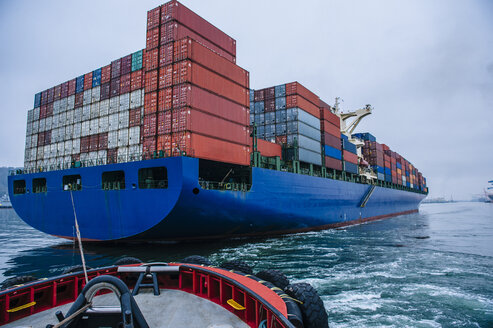 Schlepper manövriert Containerschiff auf Fluss, Tacoma, Washington, USA - ISF10636