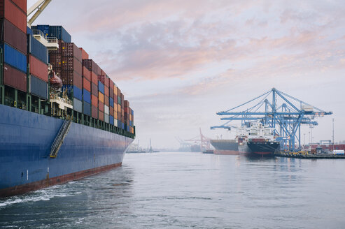 Containerschiff im Flusshafen, Tacoma, Washington, USA - ISF10637