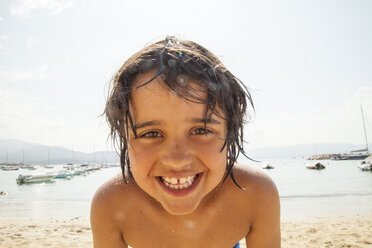 Porträt eines kleinen Jungen am Strand - ISF10641