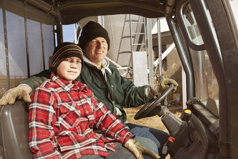 Porträt von Vater und Sohn, Milchbauern im Lastwagen, lizenzfreies Stockfoto