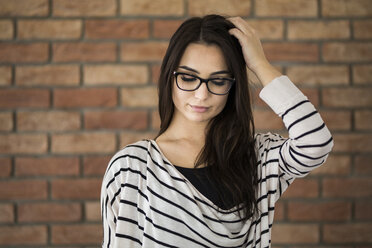 Porträt einer jungen Frau mit langen braunen Haaren und Brille - AWF00061