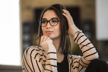 Porträt einer modischen jungen Frau mit langen braunen Haaren und Brille - AWF00062