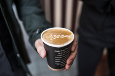 Nahaufnahme einer männlichen Hand mit Kaffee zum Mitnehmen - ISF10678