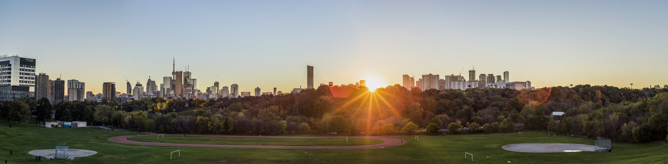 East Riverdale Park bei Sonnenuntergang im Herbst, Toronto, Ontario, Kanada - ISF10695