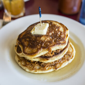 Buttermilchpfannkuchen mit gebratenem Schweinefleisch und Jack Daniels Ahornsirup - ISF10702