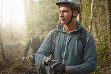 Zwei junge Männer im Wald, die Mountainbike fahren - ISF10732
