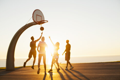 Eine Gruppe von Freunden spielt Basketball, im Freien - ISF10771