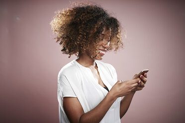 Portrait of young woman using smartphone - ISF10797