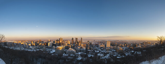 Panoramablick auf die Skyline der Stadt bei Sonnenuntergang, Mont Royal, Montreal, Quebec, Kanada - ISF10798