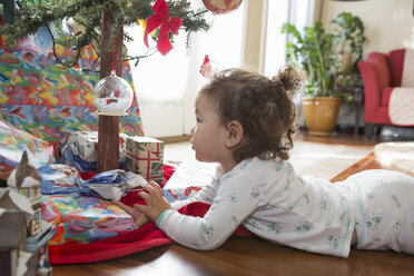 Kleines Mädchen bewundert den Weihnachtsschmuck am Baum - ISF10804