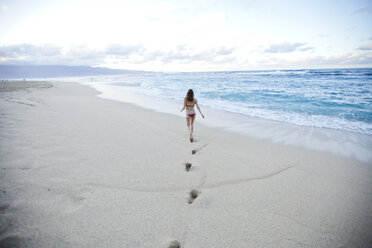 Frau geht am Strand spazieren - ISF10836
