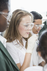 Studenten beim Experimentieren im Labor - ISF10936