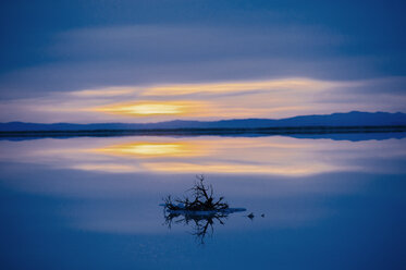 Reflection pool of horizon over water, blue evening sky and sunset, Bonneville, Utah, USA - ISF10945