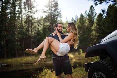 Romantischer junger Mann mit Freundin am Flussufer, Lake Tahoe, Nevada, USA - ISF10951