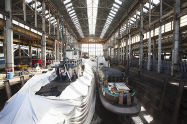 Zwei Boote im Trockendock - ISF10972