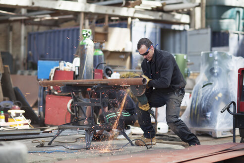 Arbeiter schneiden Rohre in der Werftwerkstatt - ISF10992
