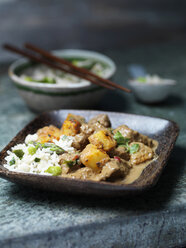 Gericht aus Rindfleisch-Massaman-Curry mit Spargelreis - ISF11142