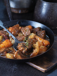 Daube aus Rindfleisch mit Zwiebeln, Karotten, Rosmarin und Kartoffeln in klassischer Pfanne - ISF11145